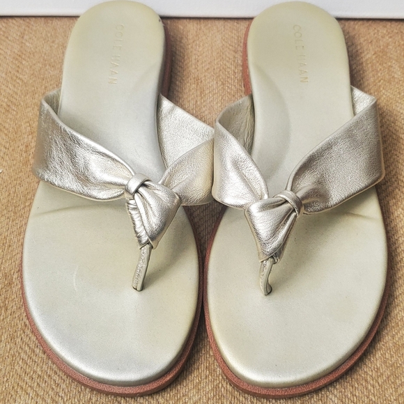 SZ 5.5 COLE HAHN Fiona Thong Flat Sandals In light gold - Picture 2 of 4